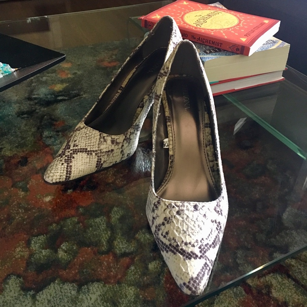 Classy pointed toe snake pattern Merona Heels 👠